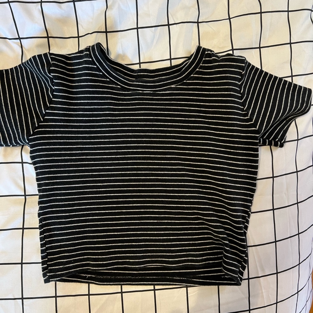 BLACK AND WHITE CROP TOP SIZE S